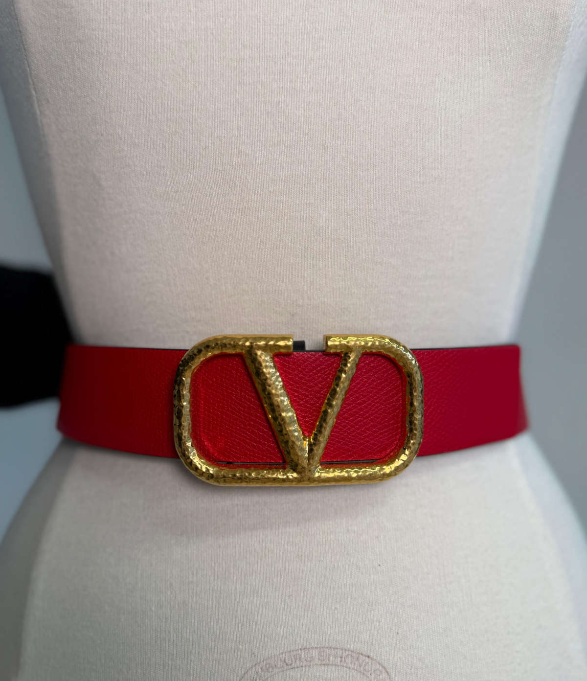 Roter Valentino Gürtel aus Leder mit goldener V-Logo-Schnalle, Länge 96 cm.