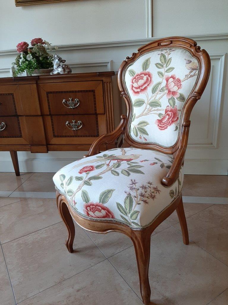 Antiker Sessel frontal leicht nach rechts gedreh