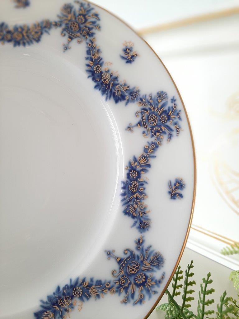 Detailaufnahme des blauen Girlanden-Dekors am Tellerrand