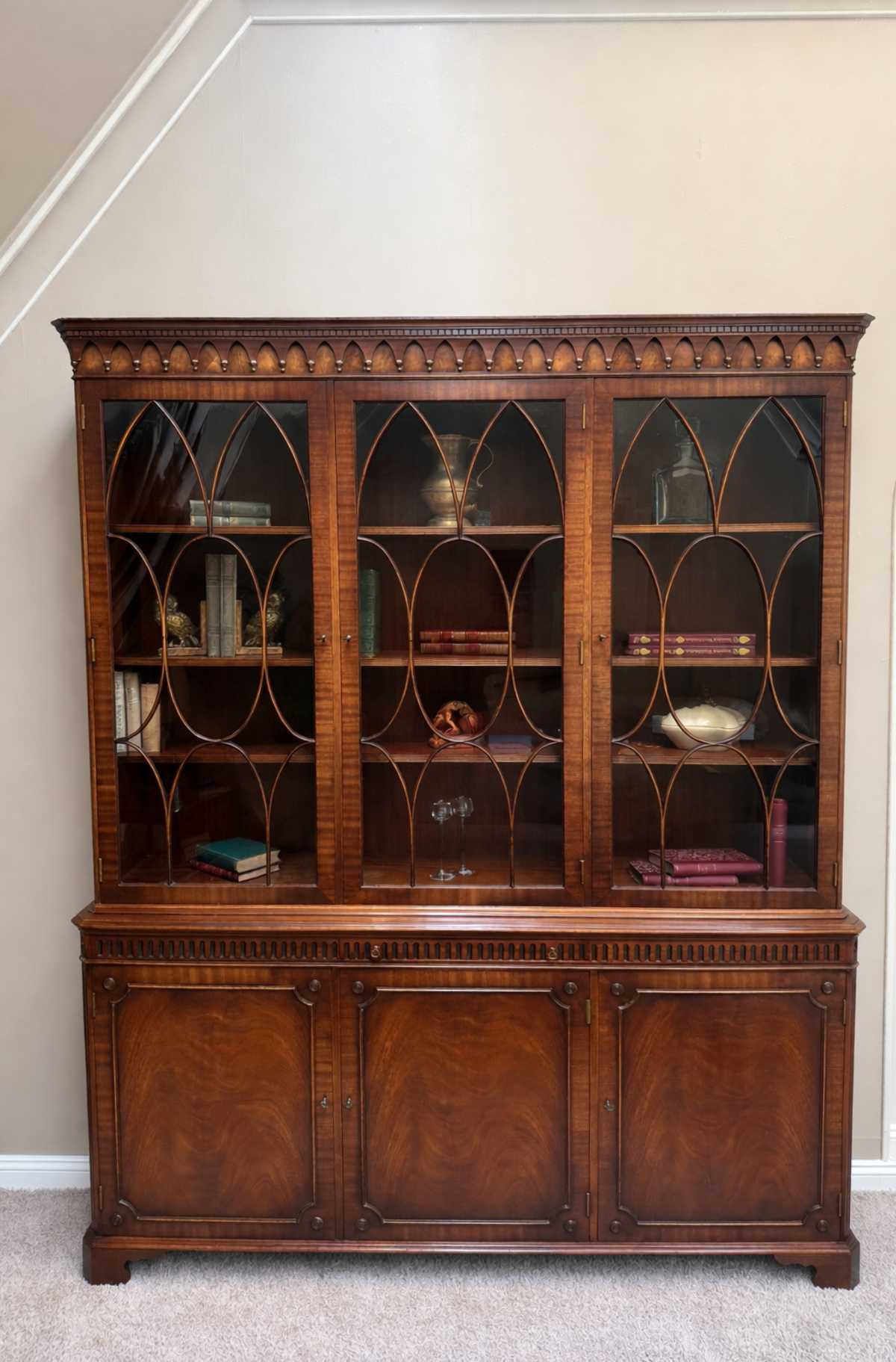 Vitrinenkommode im englischen Stil von Reprodux aus Mahagoni Gesamtansicht.