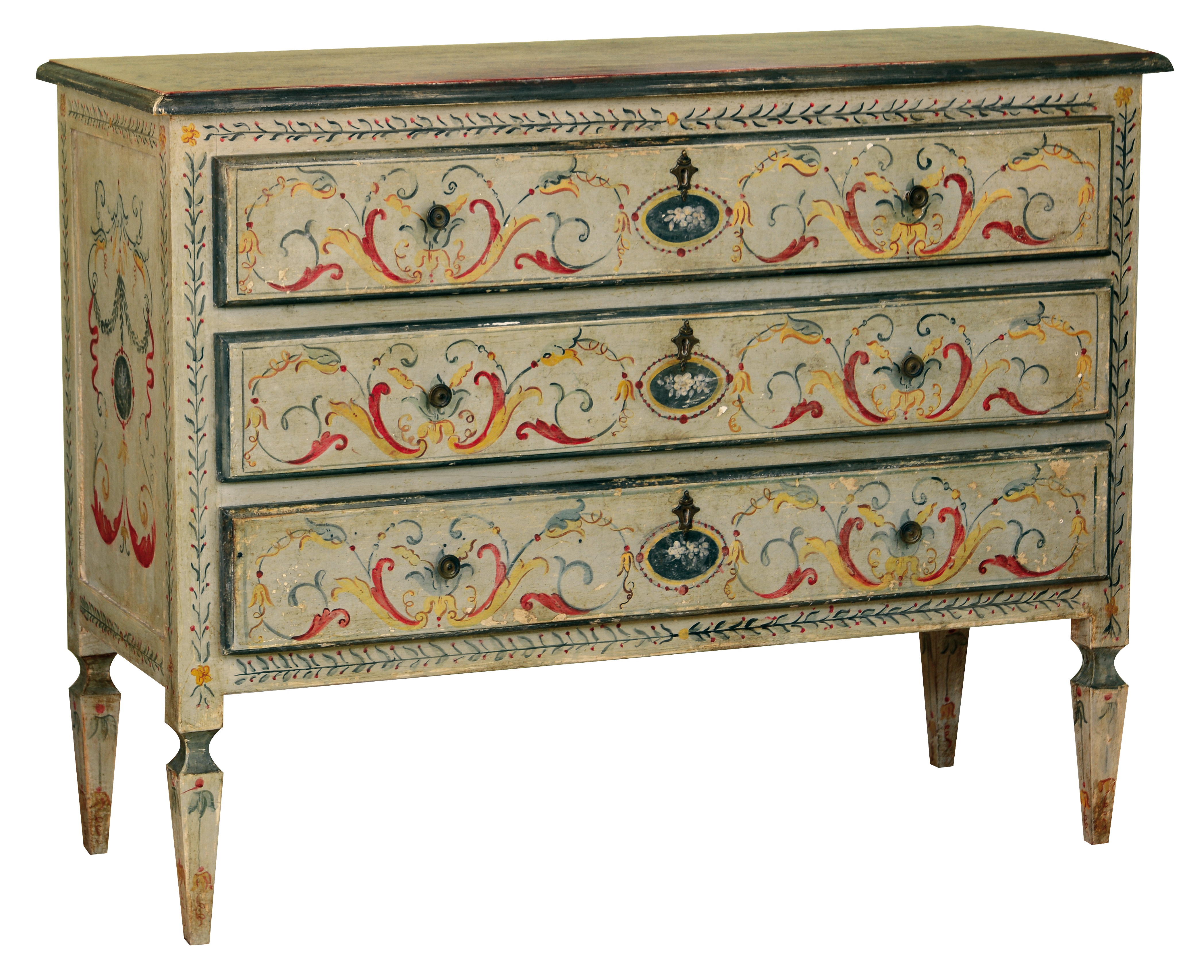 Kommde Jamila handbemalt mit handbemalten Marmorimitationen Die Kommode JAMILA mit drei durchgehenden Schubladen, die dem Künstler als Leinwand dienten, ist eine seltene junge Antiquität mit Hand geschnitzten Verzierungen und Marmorimitation.