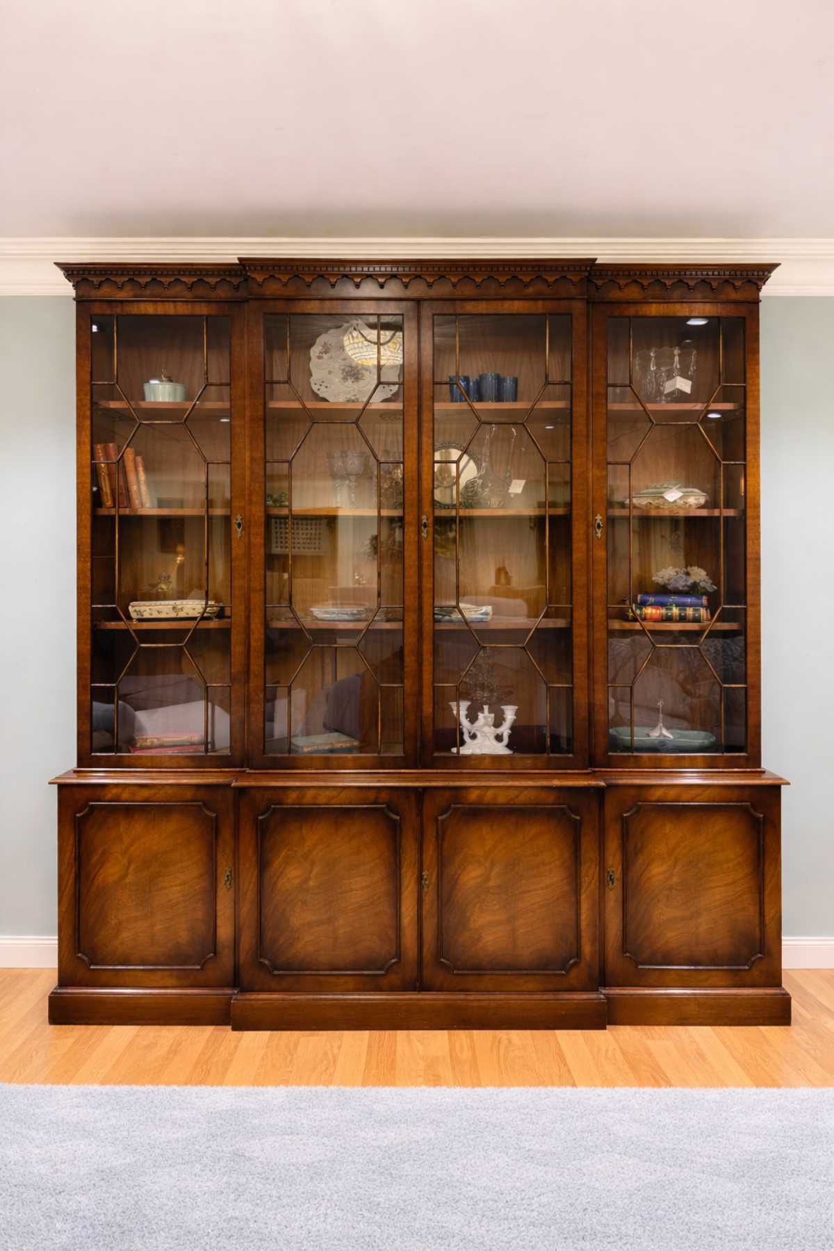 Bibliothek Paul im Wohnraum stilvoll präsentiert.