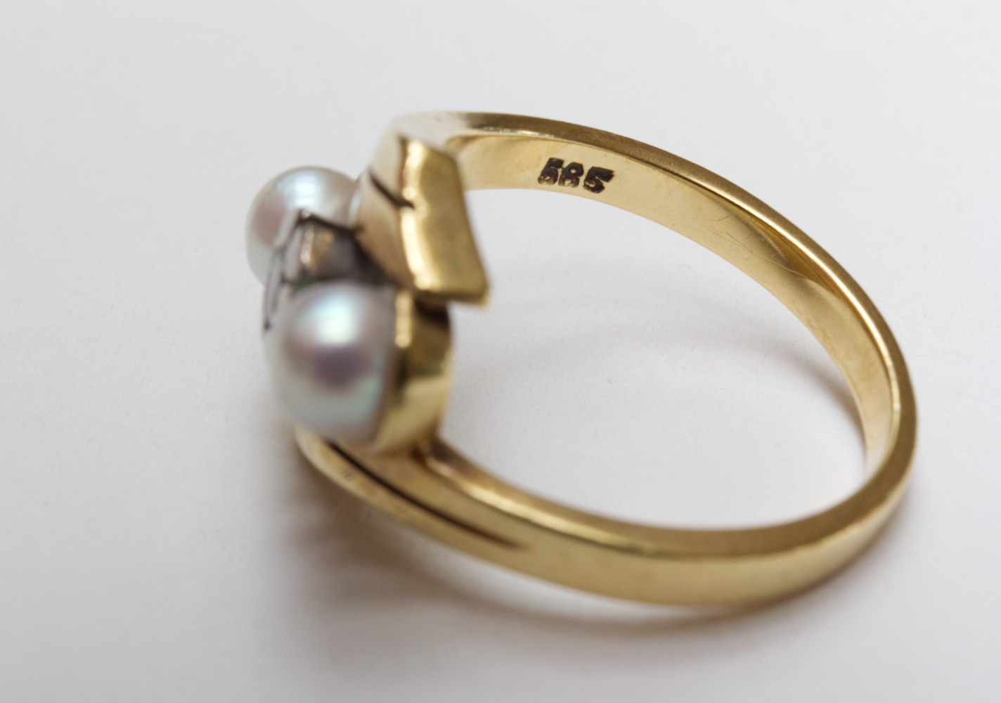 Ring mit Perlen und Diamant in 585 Gold gefasst in Größe 53 mit Stempel.