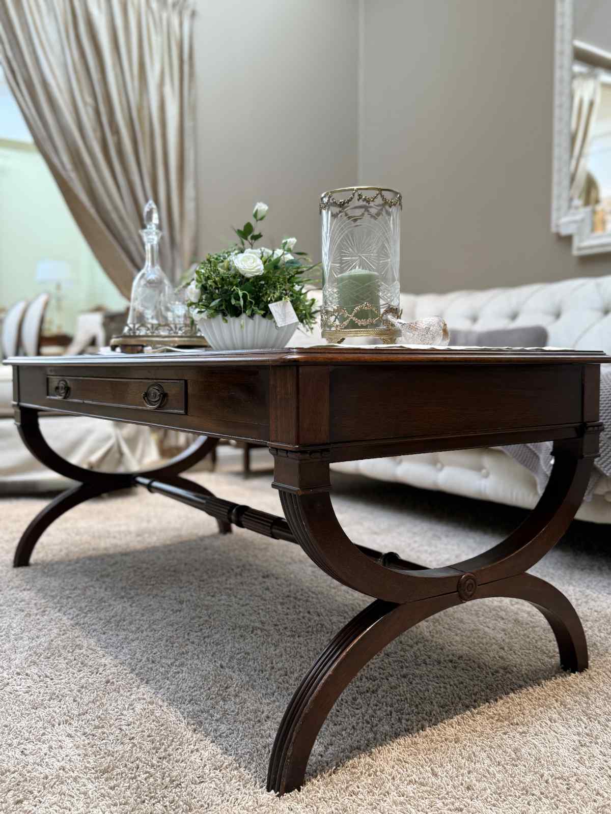 Stilvolle Perspektivansicht des Couchtischs Sven aus Mahagoni im englischen Stil.