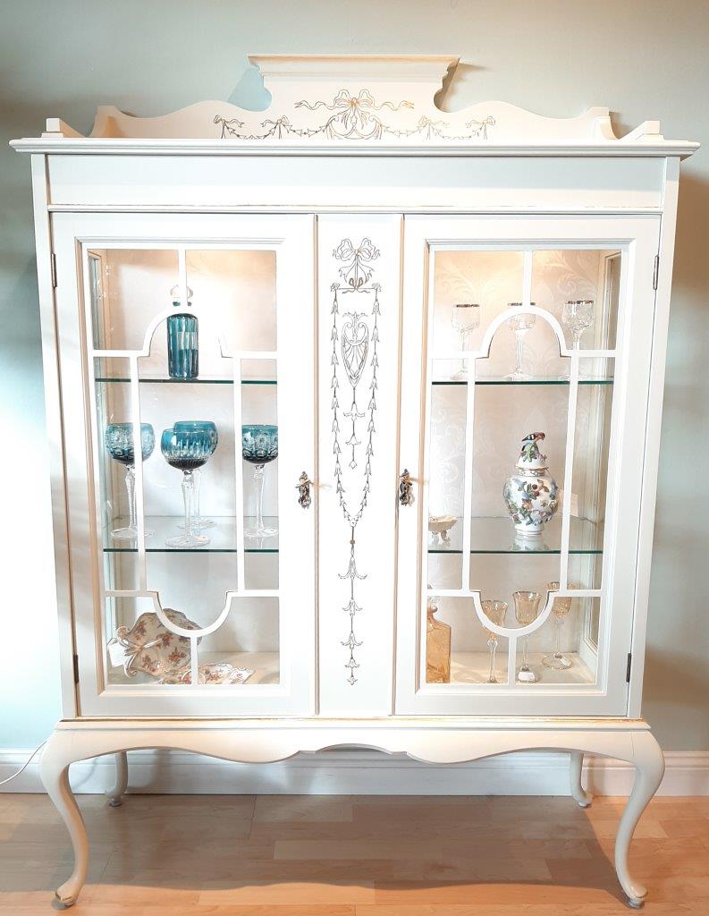 Frontansicht der englischen Mahagoni Vitrine mit Beleuchtung