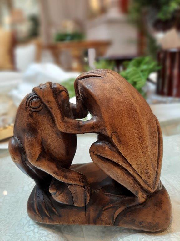 Detailansicht der geschnitzten Frösche aus massivem Holz