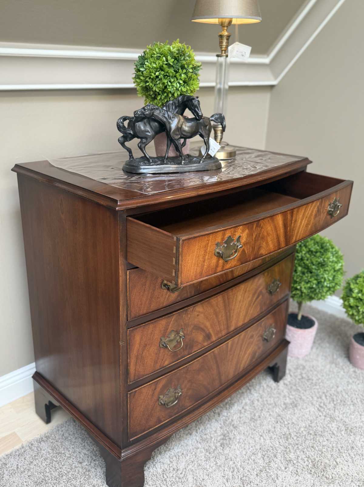 Detailaufnahme einer Reprodux Kommode von Bevan Funnell im englischen Stil mit Messinggriffen.