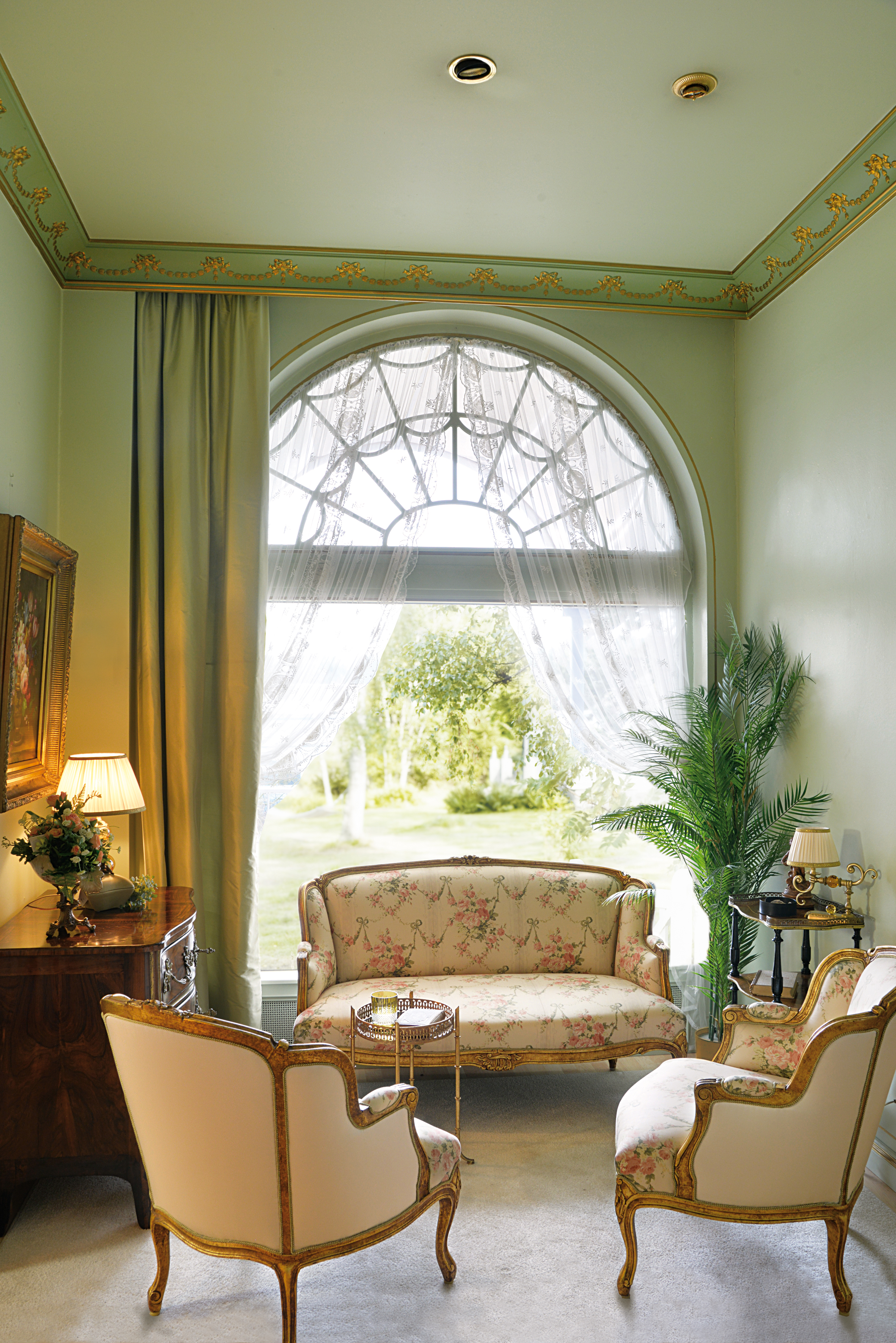 Antikes Sofa im Schloss Interieur