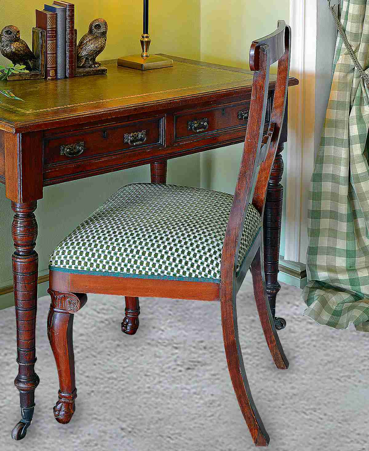 Antiker Stuhl, Nelson, aus Holz, mit Mischgewebe.