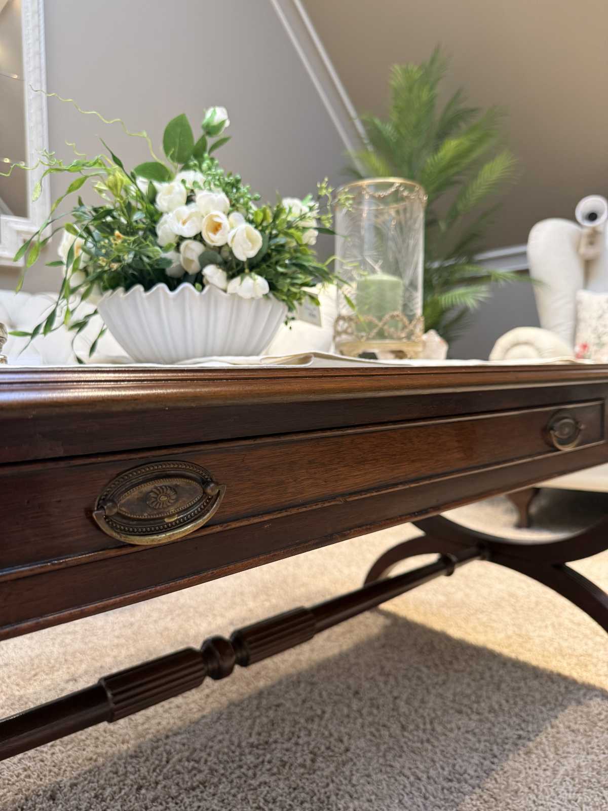  Frontansicht des Couchtischs Sven mit Schublade und dekorativer Mittelstrebe.