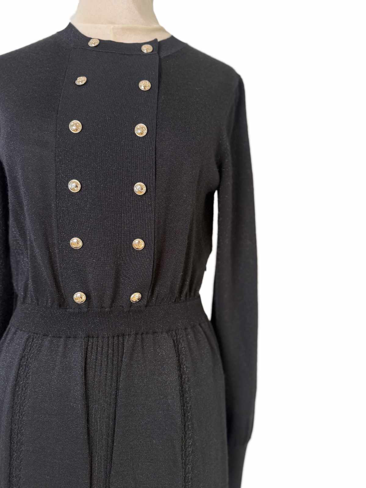 Detailaufnahme der Knöpfe am schwarzen CHANEL Kleid.