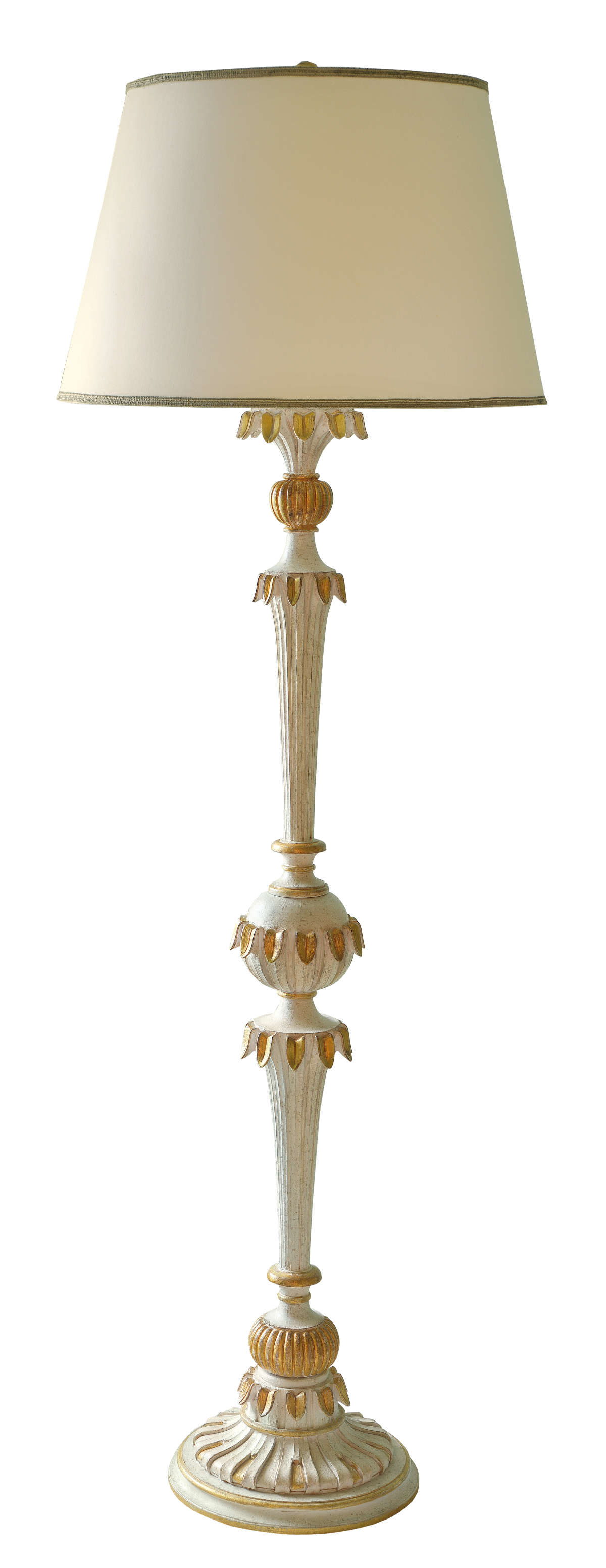 Stehlampe Nora, aus Holz, handgeschnitzt, in creme und gold Tönen, sehr hoch, Frontalansicht.
