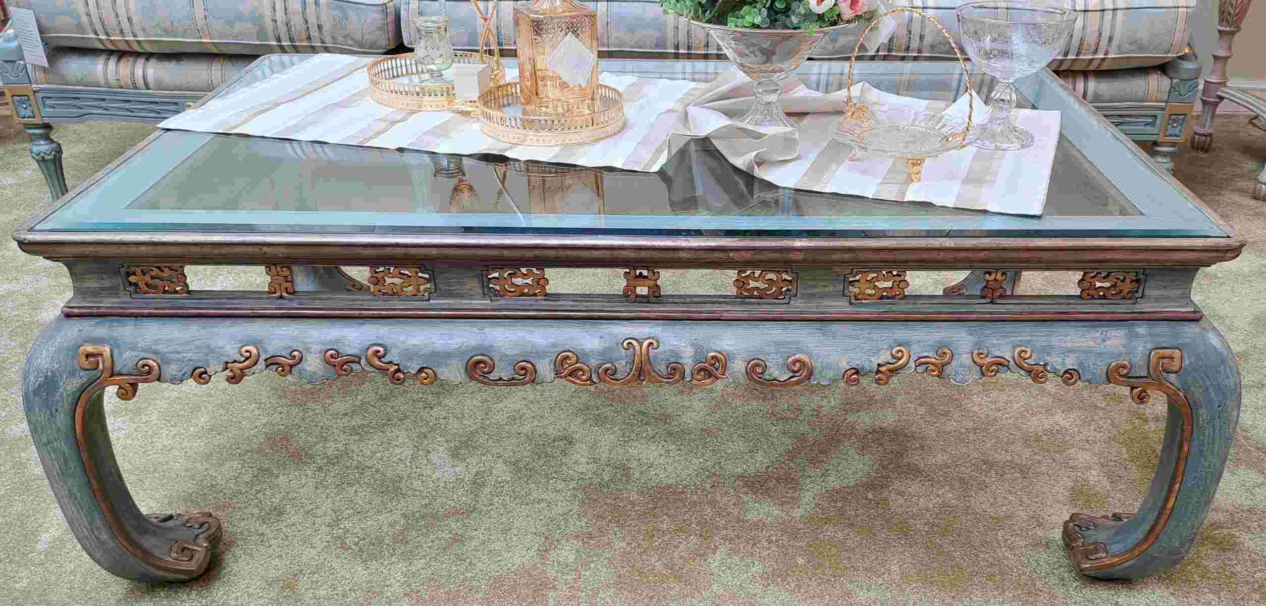 Couchtisch asiatischer Stil Sofatisch geschwungene Beine türkis Glasplatte Secondhand Frontal  Couchtisch im asiatischen Stil, Sofatisch, mit geschwungenen Beinen, türkis lackiert, mit Glasplatte, Secondhand, Frontalansicht.