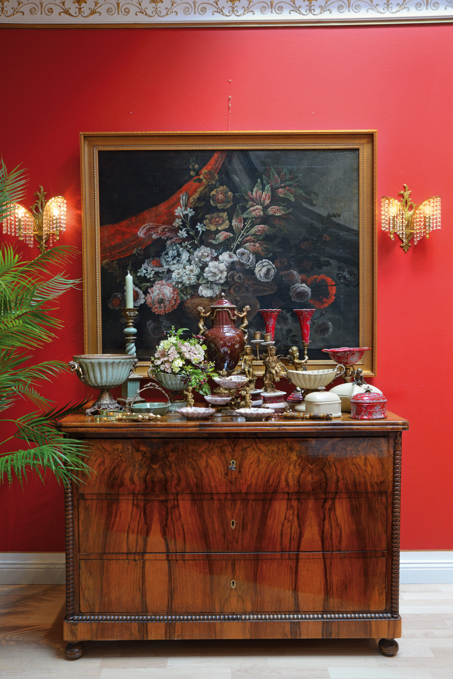 Restaurierte Biedermeier Kommode aus Nussbaumholz mit feinem Furnierbild