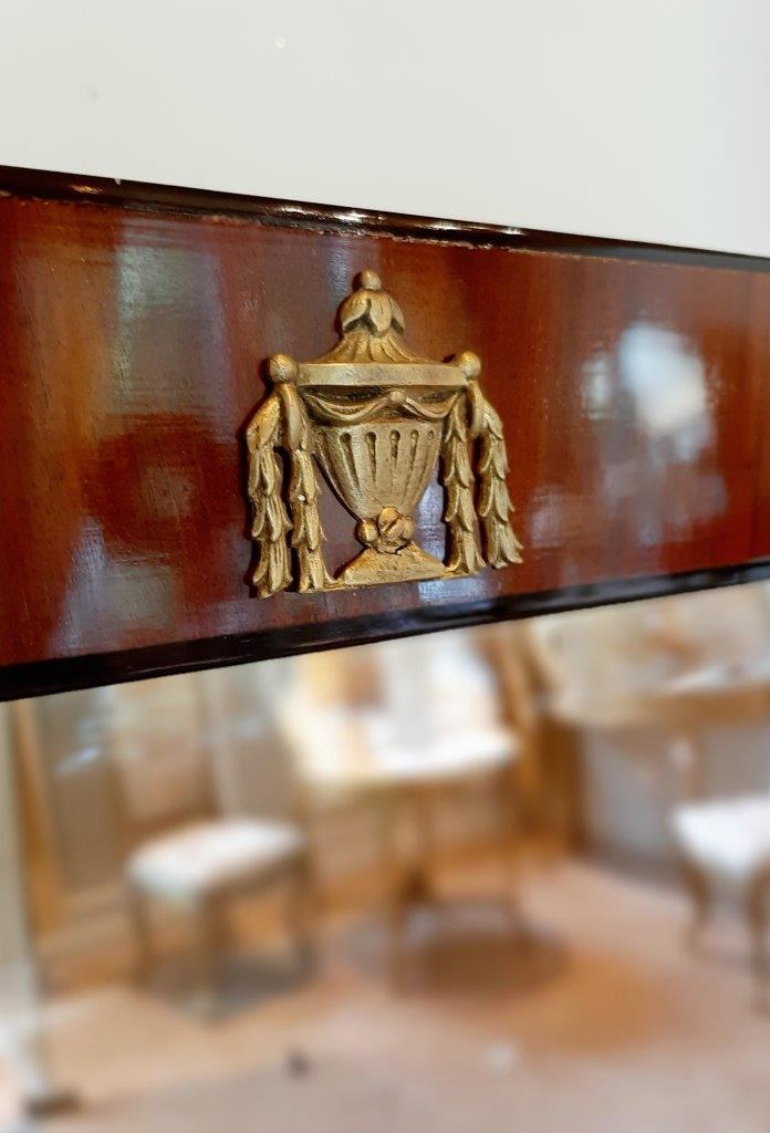Empire Spiegel mit feinen Bronzebeschlägen geradliniger Spiegel aus mahagoni mit feinen Messingapplikationen