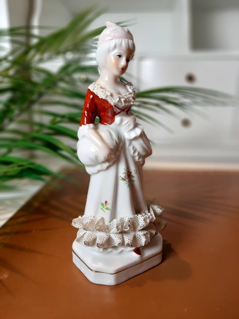 Barocke Porzellanfigur einer Dame, leicht seitliche Ansicht