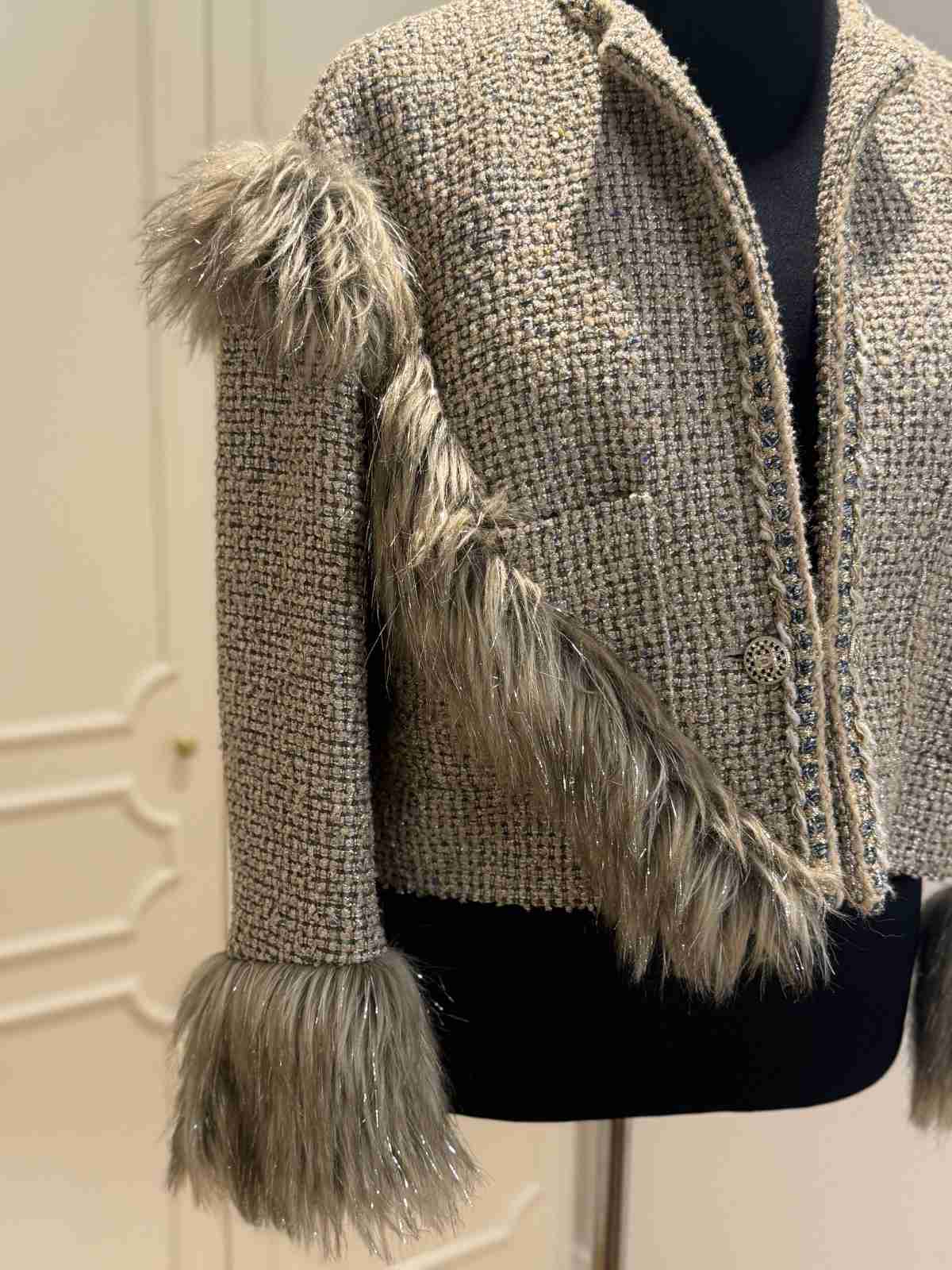 Detailansicht Chanel Bouclé Stoffstruktur mit Kunstpelzbesatz.