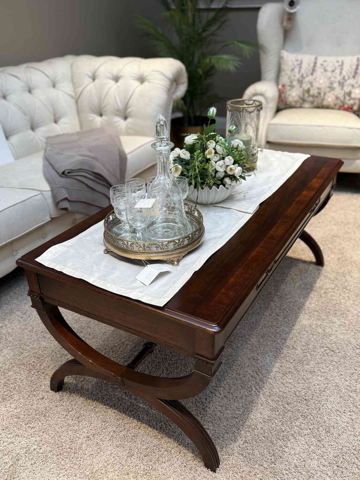 Seitenansicht des englischen Couchtischs Sven mit geschwungenen Säbelfüßen.