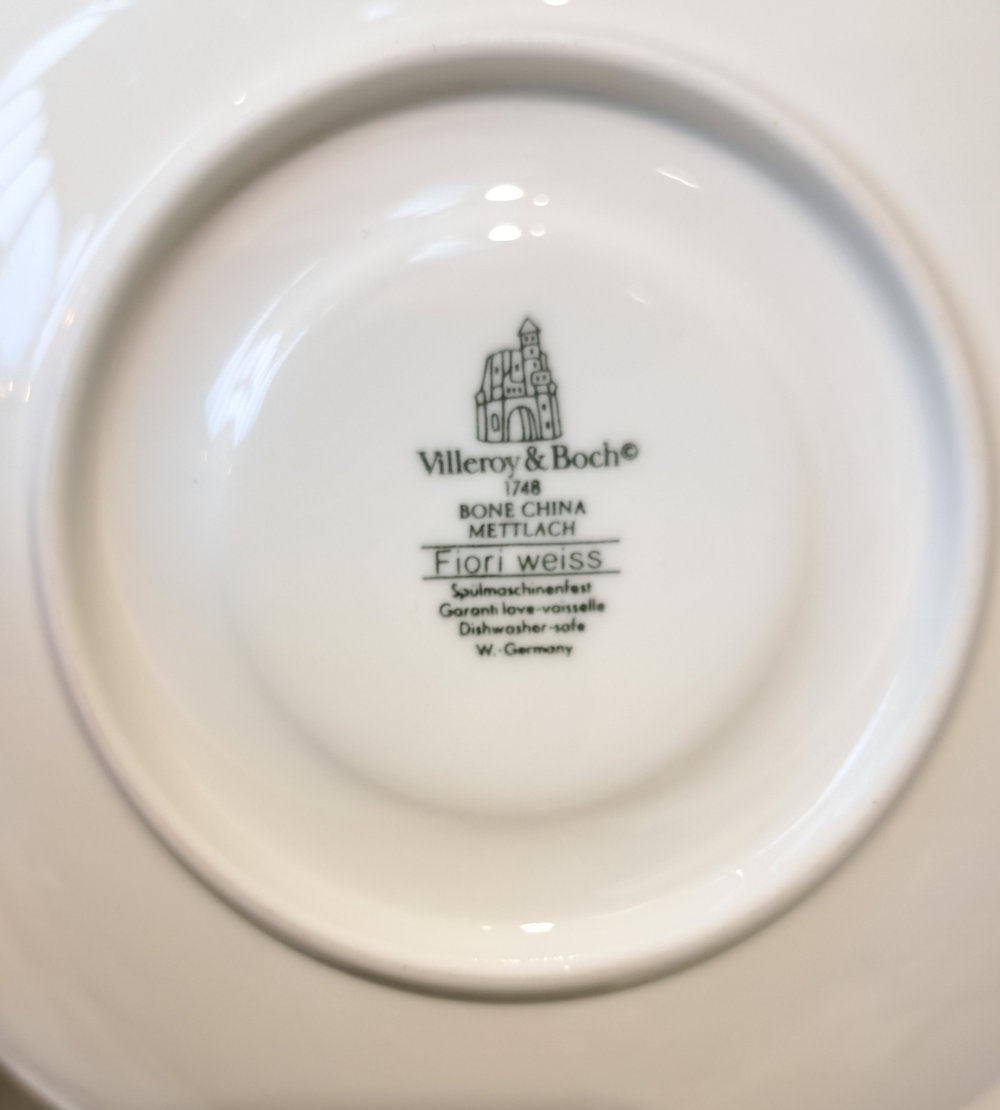 Klassisches und elegantes Kaffeeservice von Villeroy und Boch. Fiori weiss, ganz in weiß mit feiner Verzierung. Stempel.