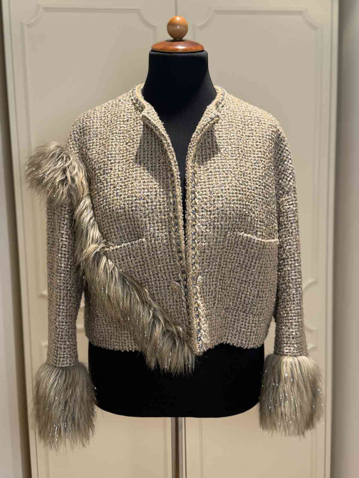 Chanel Bouclé Jäckchen mit Kunstpelz in Größe 40 Made in France.