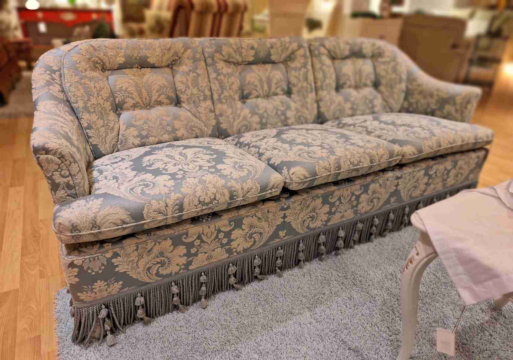 Kleine, zierliche Sofagruppe, bestehend aus Couch und 2 Sesseln, mit blauem Stoff, Quasten und Troddeln, von vorne.