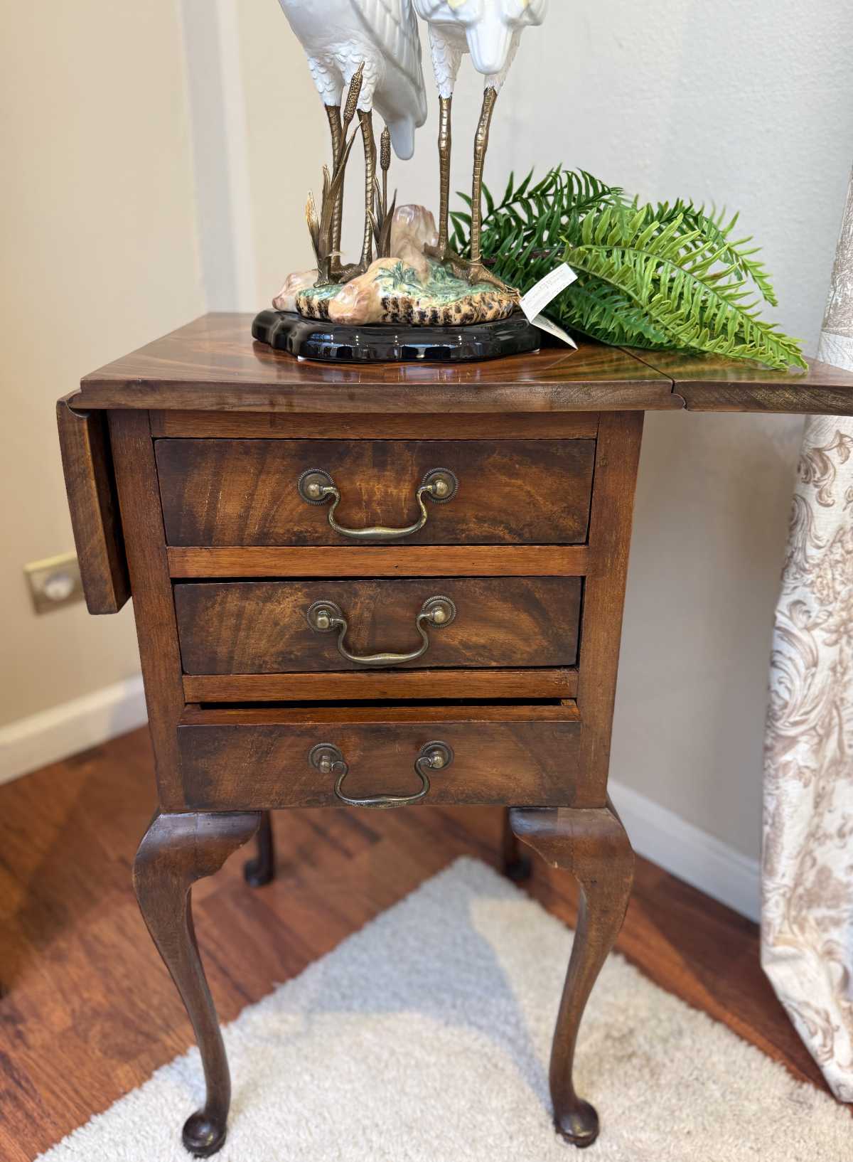 Elliot englische Kommode Mahagoni Beistelltisch mit Klappseiten Detail Schubladen.