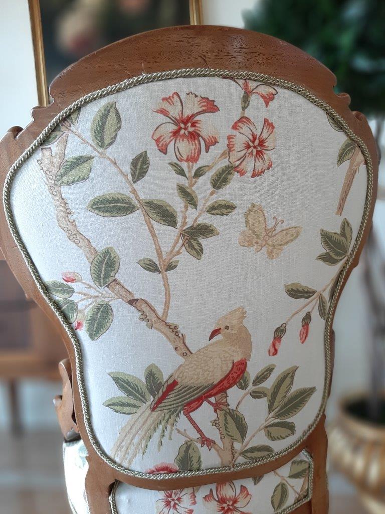 Detail der Rückenlehne mit floralem Stoff