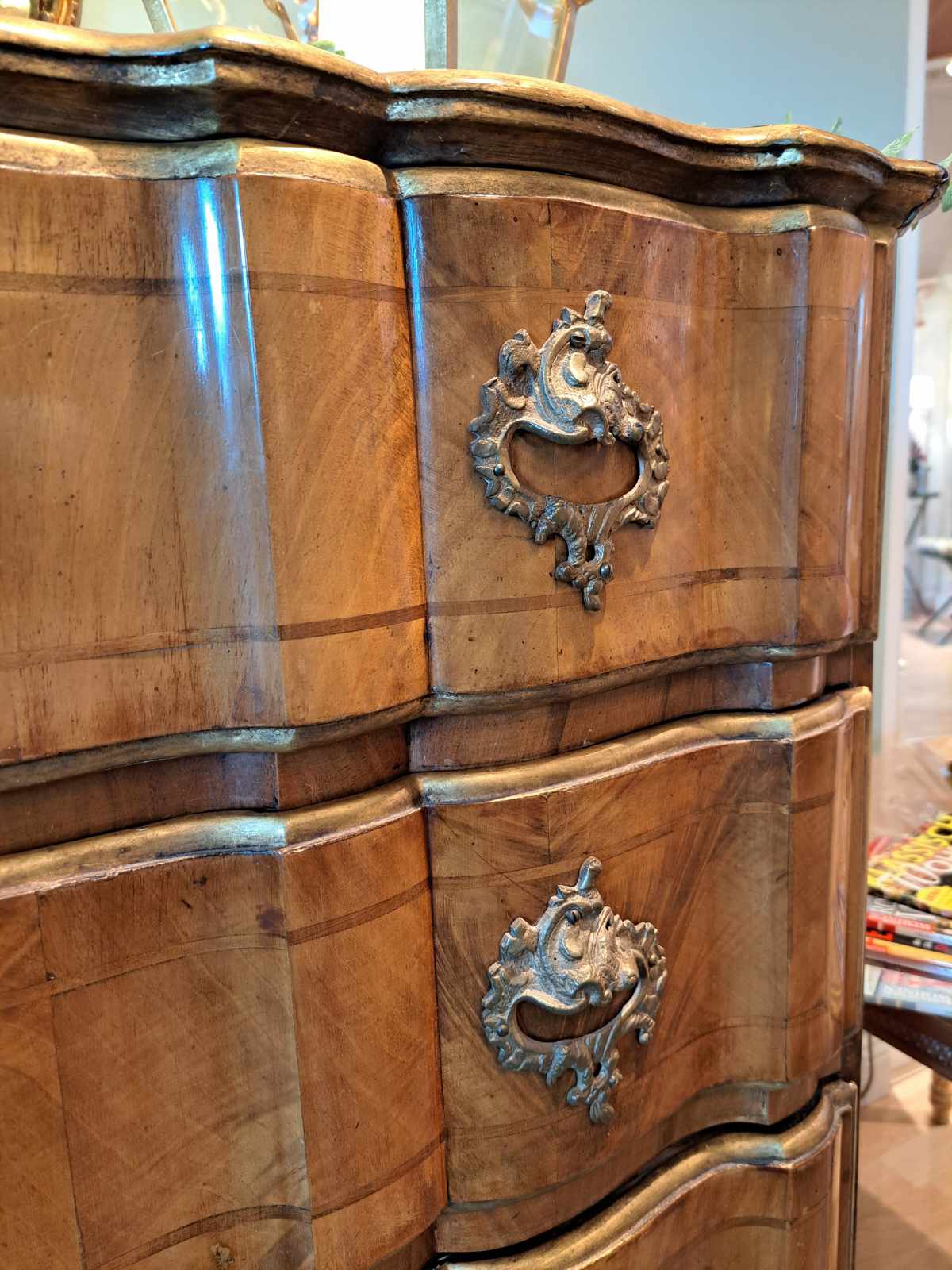 Antike Barockkommode 18 Jh Nussbaumholz original unrestauriert detail Antike Barockkommode, 18. Jh., aus Nussbaumholz, noch Original, unrestauriert, Detailansicht.