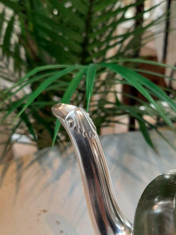 Detail des Ausgusses einer antiken englischen silver plated Teekanne