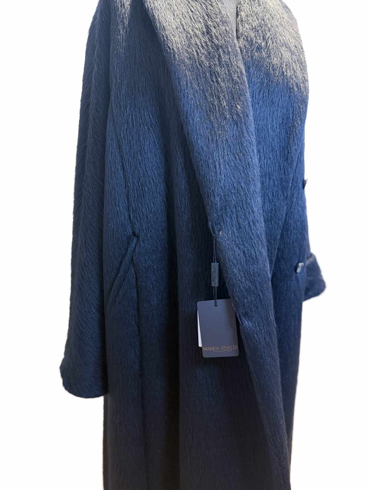 Marina Rinaldi Mantel Detail – Alpaka-Wollstoff mit feiner, flauschiger Textur.