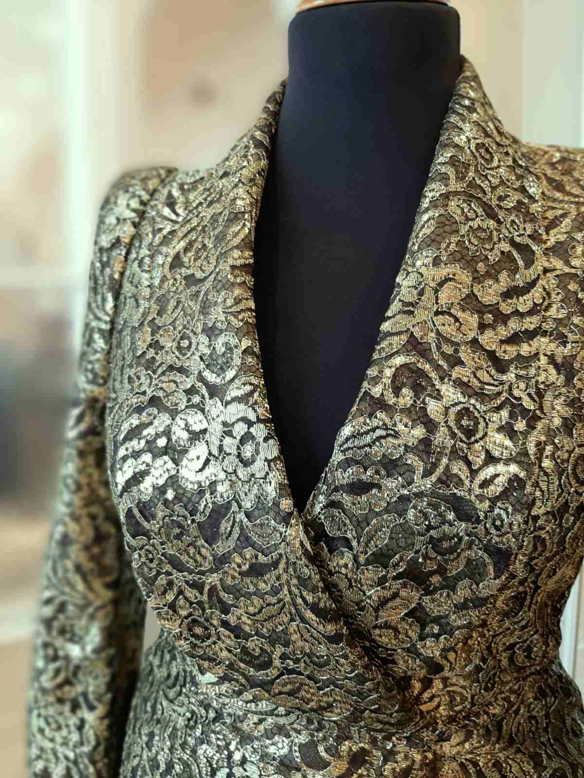 Christian Lacroix Blazer, in gold-schwarz, oben.