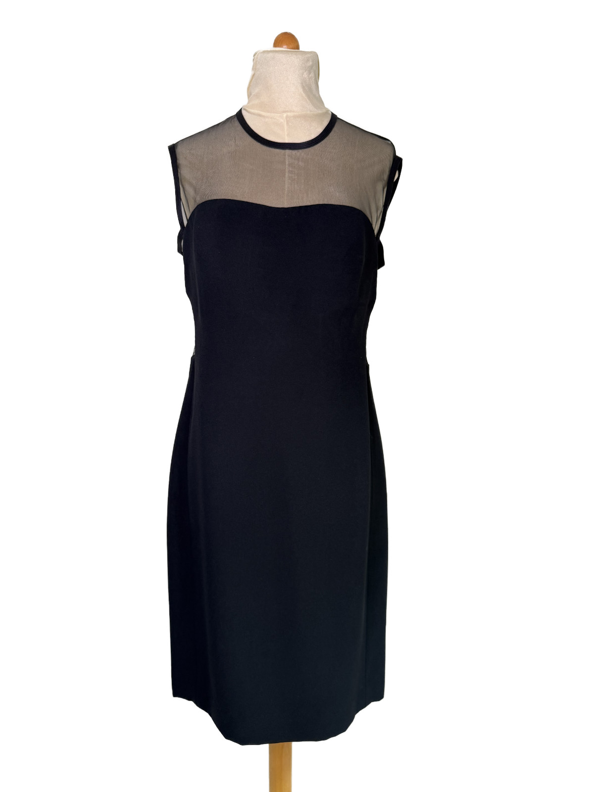 Gianni Versace Etui-Kleid in Schwarz auf Schneiderpuppe, Vorderansicht.