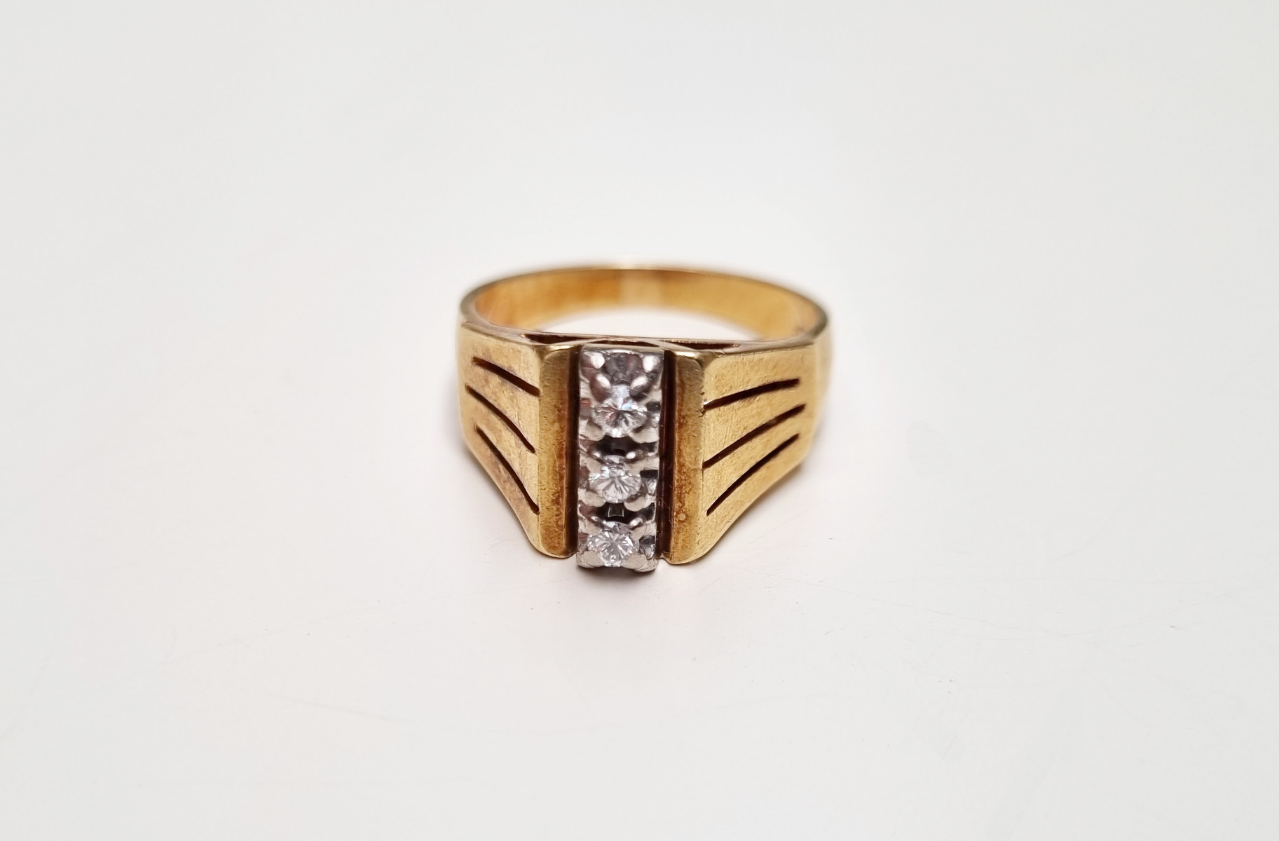 Ring aus 585er Gold mit 3 Diamanten, Frontalansicht 1.