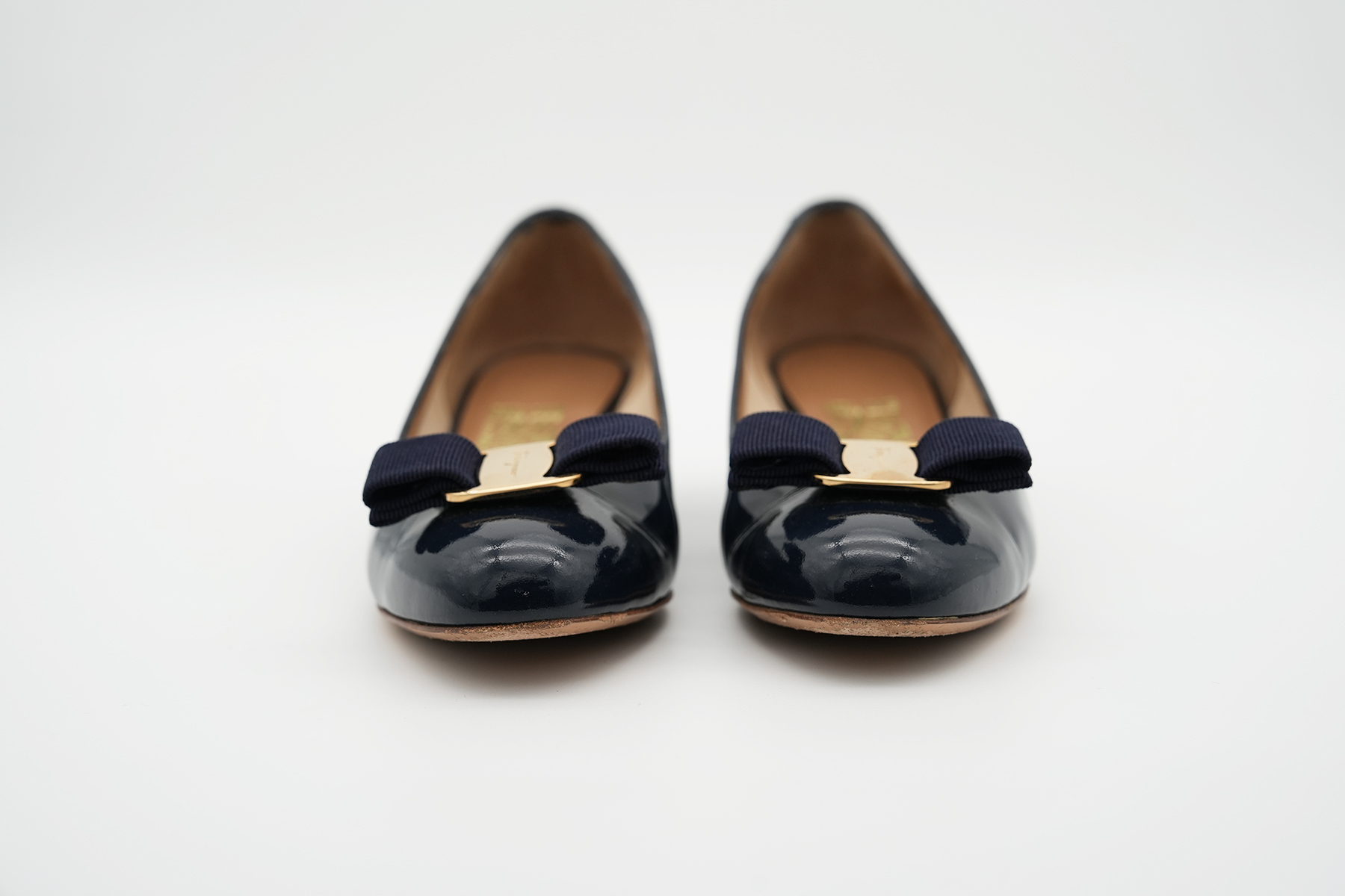 Ferragamo Pumps Dunkelblau glänzend frontal