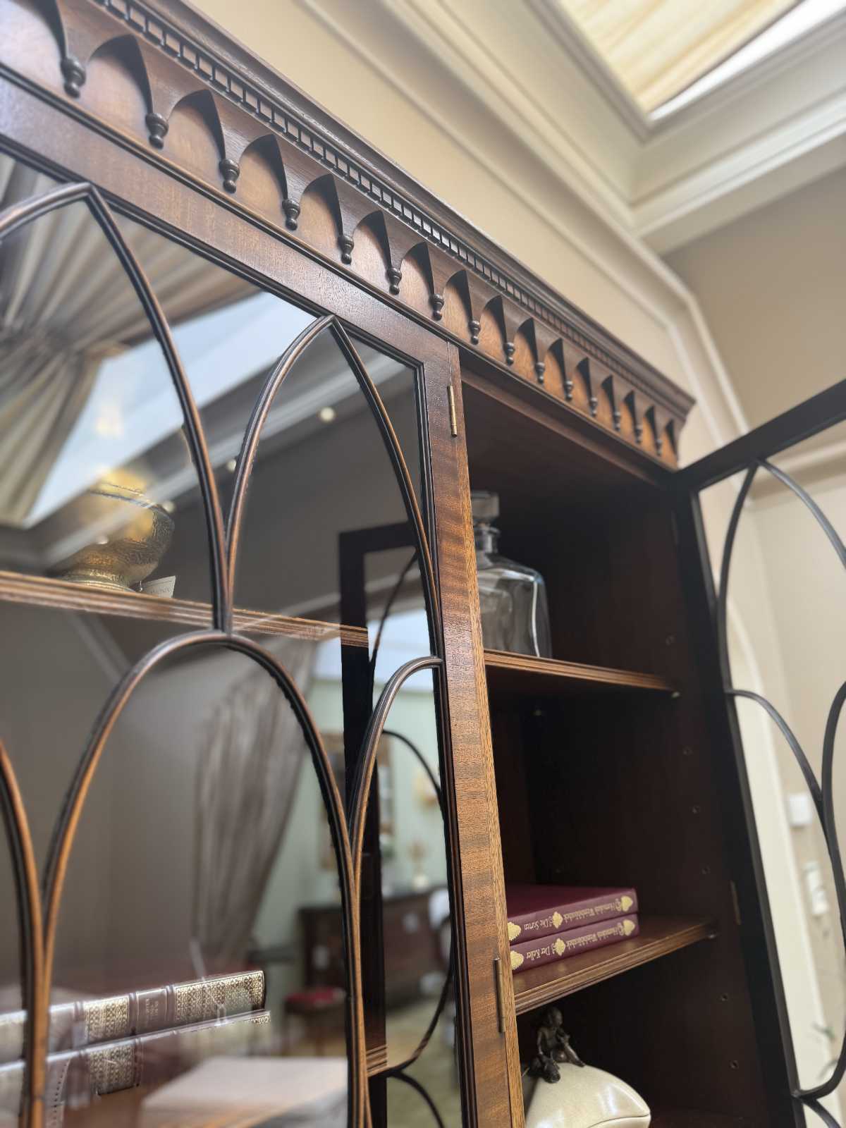 Detailansicht der Holzmaserung im englischen Stil Reprodux Mahagoni.