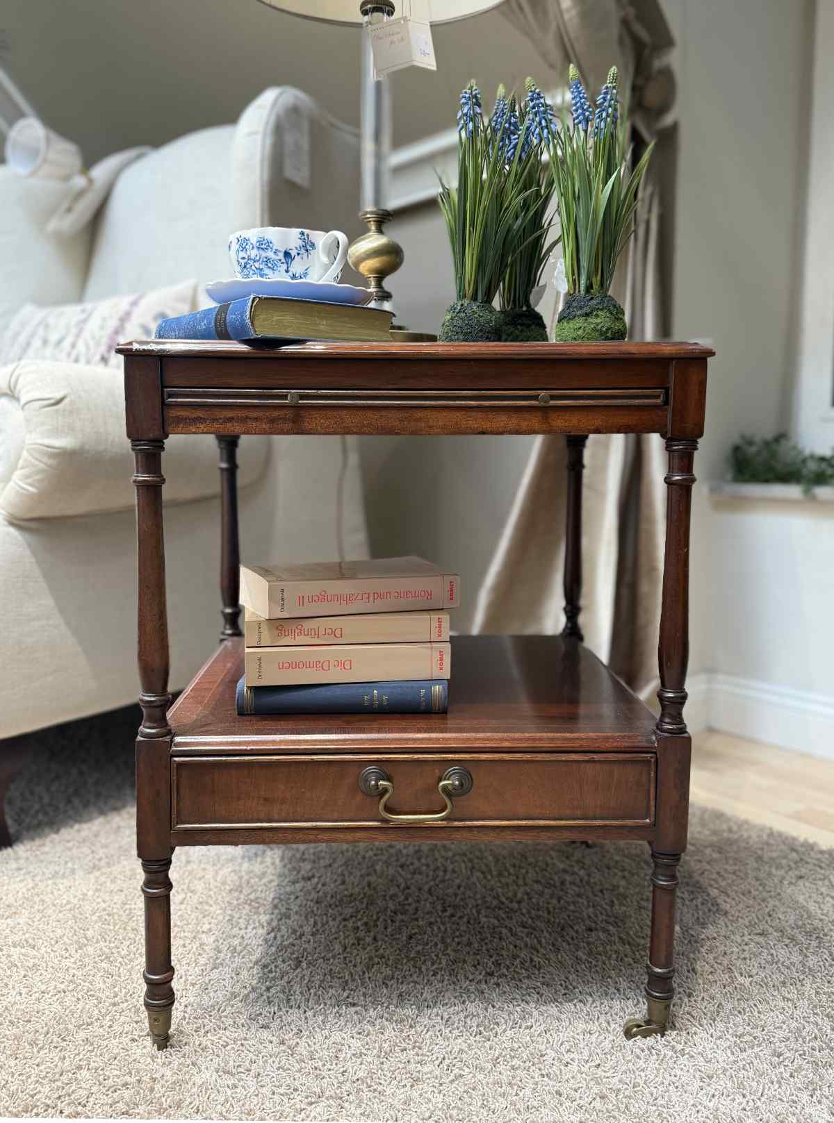 Mahagoni Beistelltisch Edward im englischen Stil mit Schublade in der Vorderansicht.