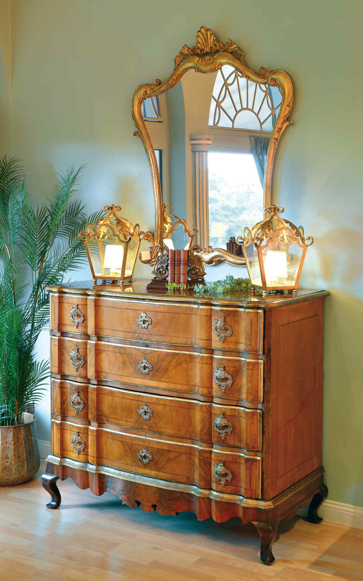 Antike Barockkommode 18 Jh Nussbaumholz original unrestauriert vorne Antike Barockkommode, 18. Jh., aus Nussbaumholz, noch Original, unrestauriert, von vorne.