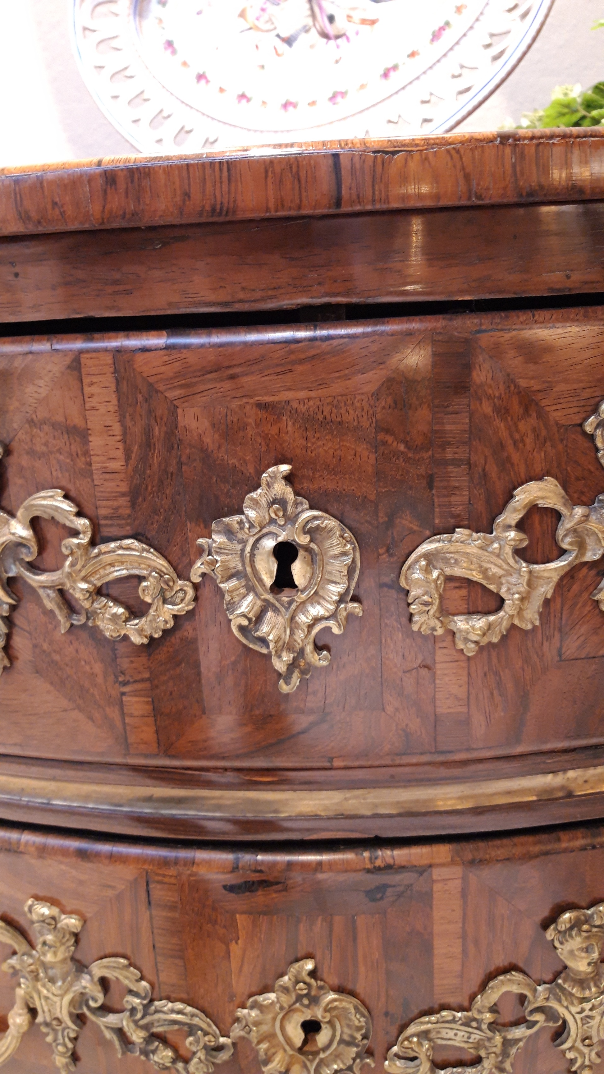 Rundung der rechten Schublade mit Bronzebeschlag