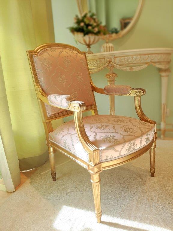 Louis XVI Armlehnstuhl – weitere Gesamtansicht
