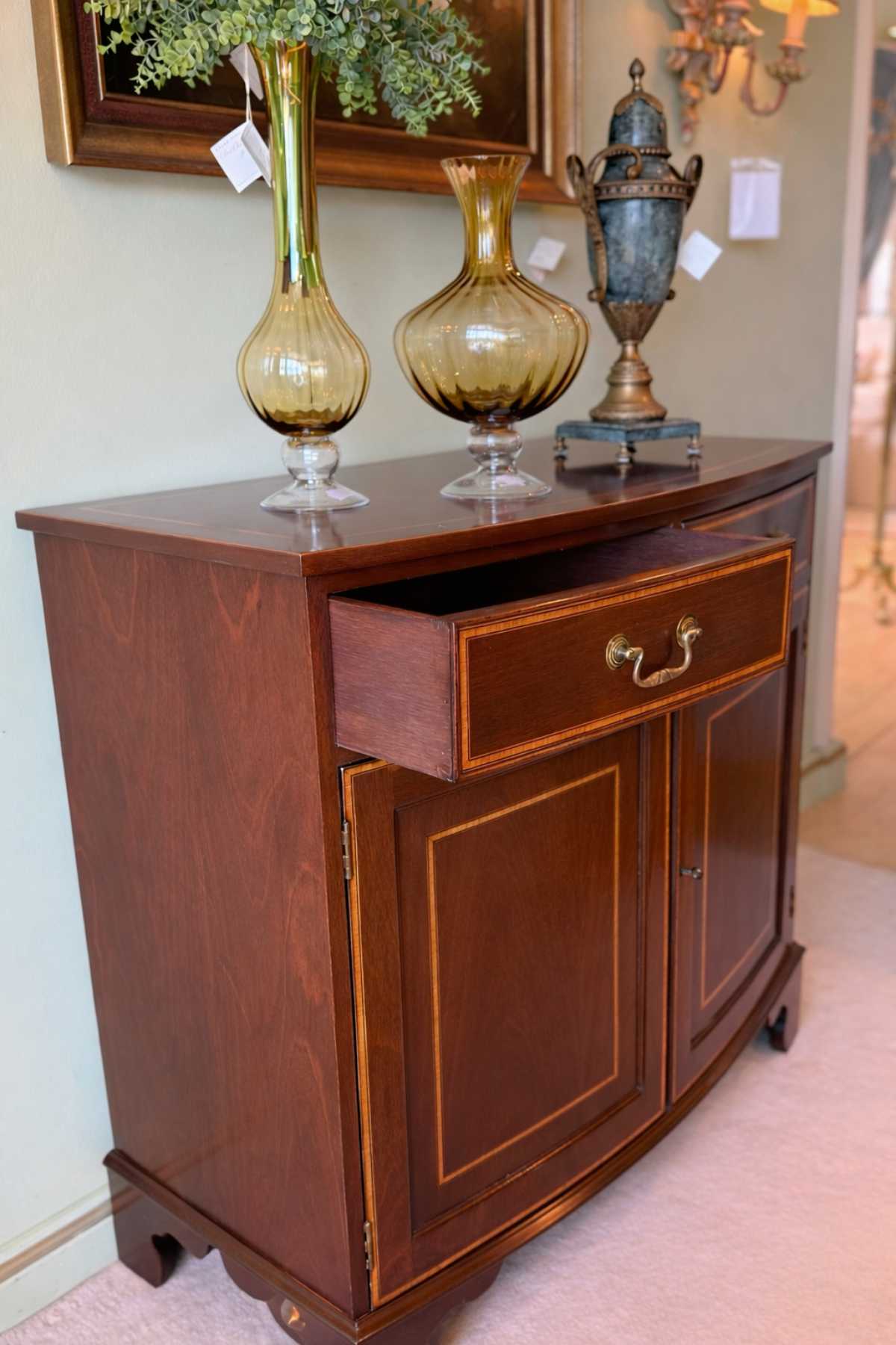 Detailaufnahme Schublade mit Messinggriff an Kommode „Violet“ im englischen Stil.