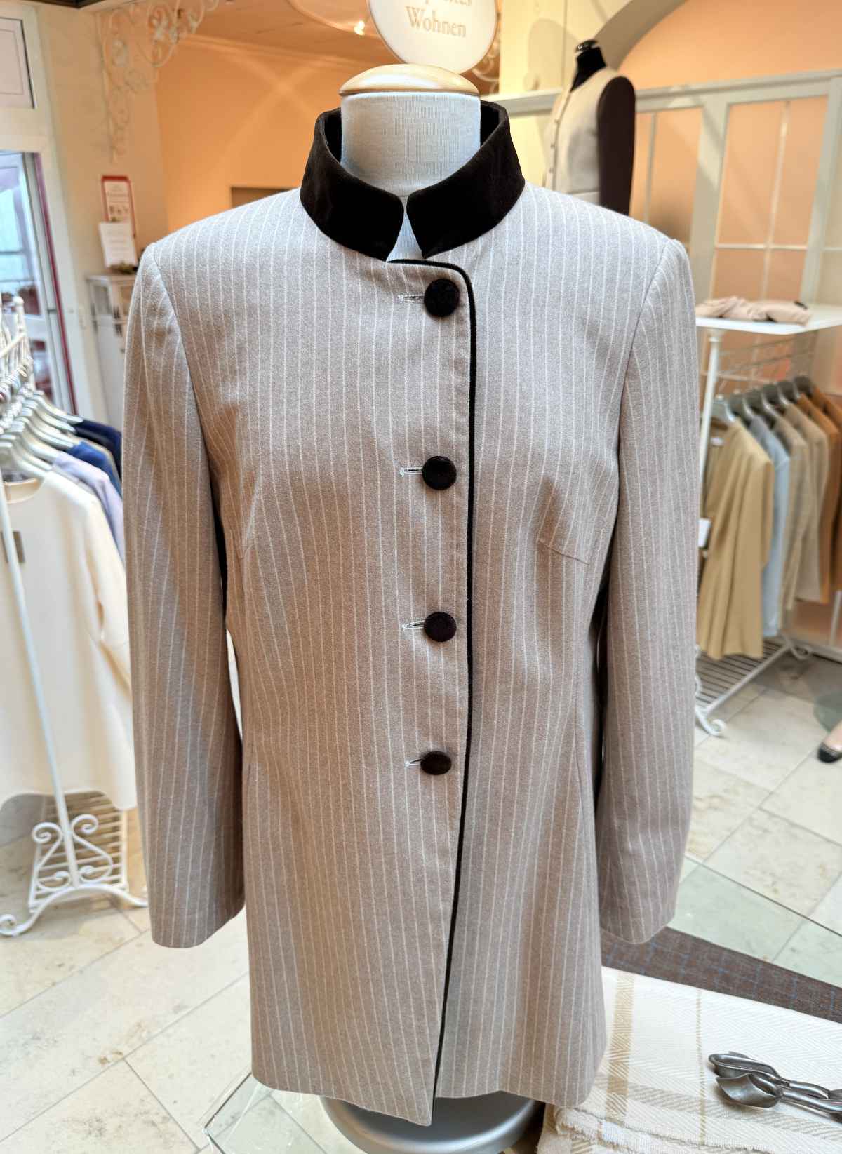 Gabriella Design Blazer in hellbraun creme, in Größe 42, vorne.