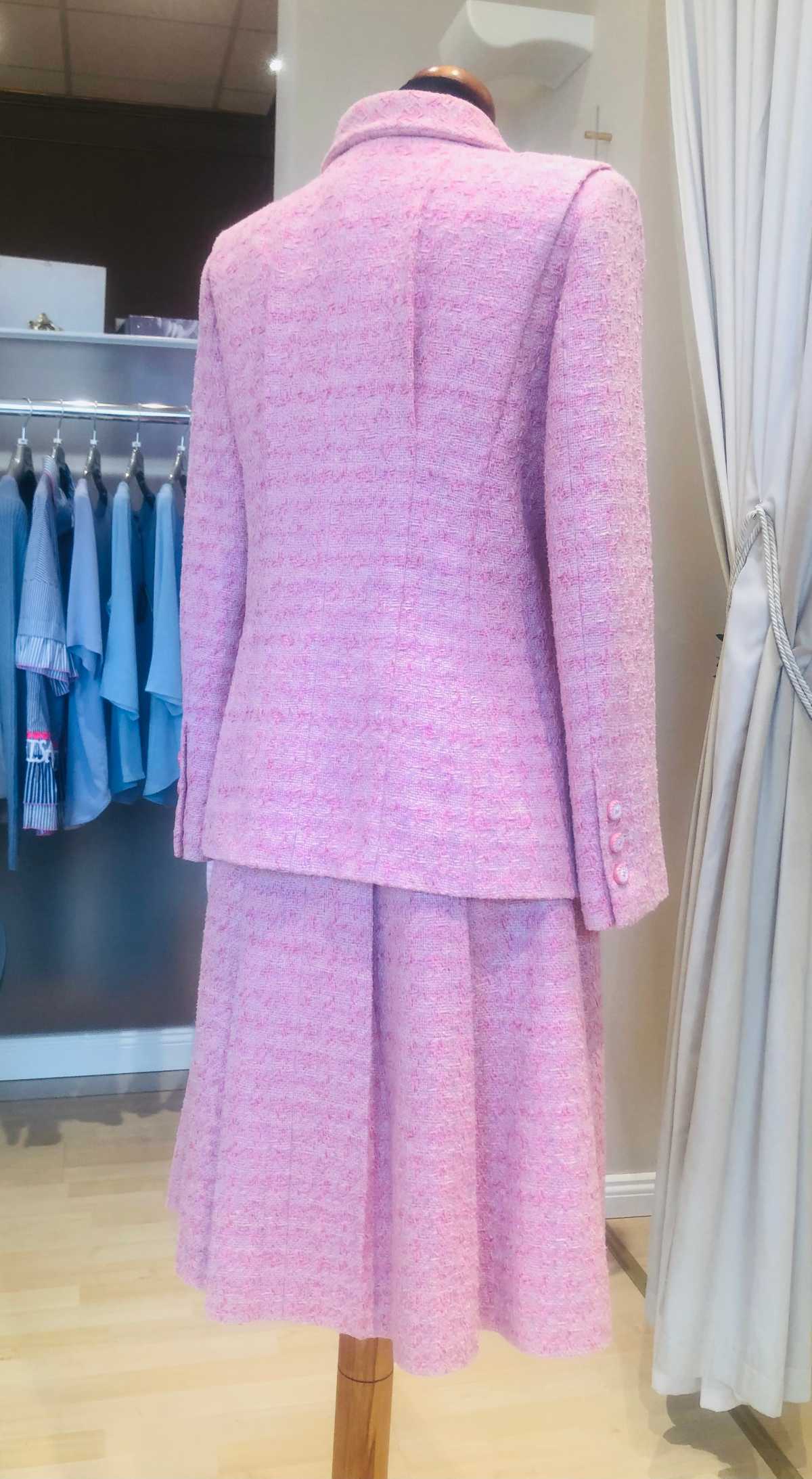 Chanel Kostüm, in rosé, aus Tweed, in Größe 38, von hinten.