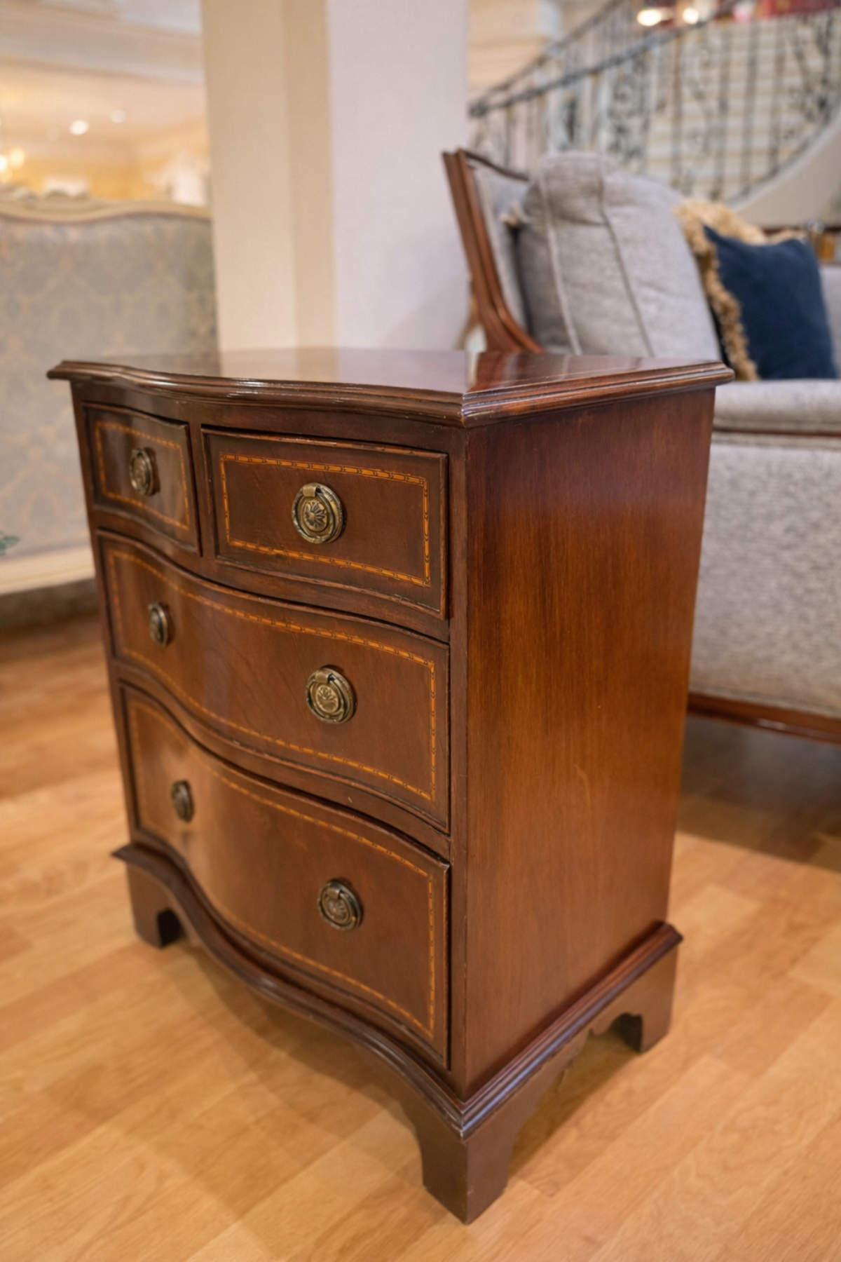 Seitenansicht der eleganten englischen Schubladenkommode.