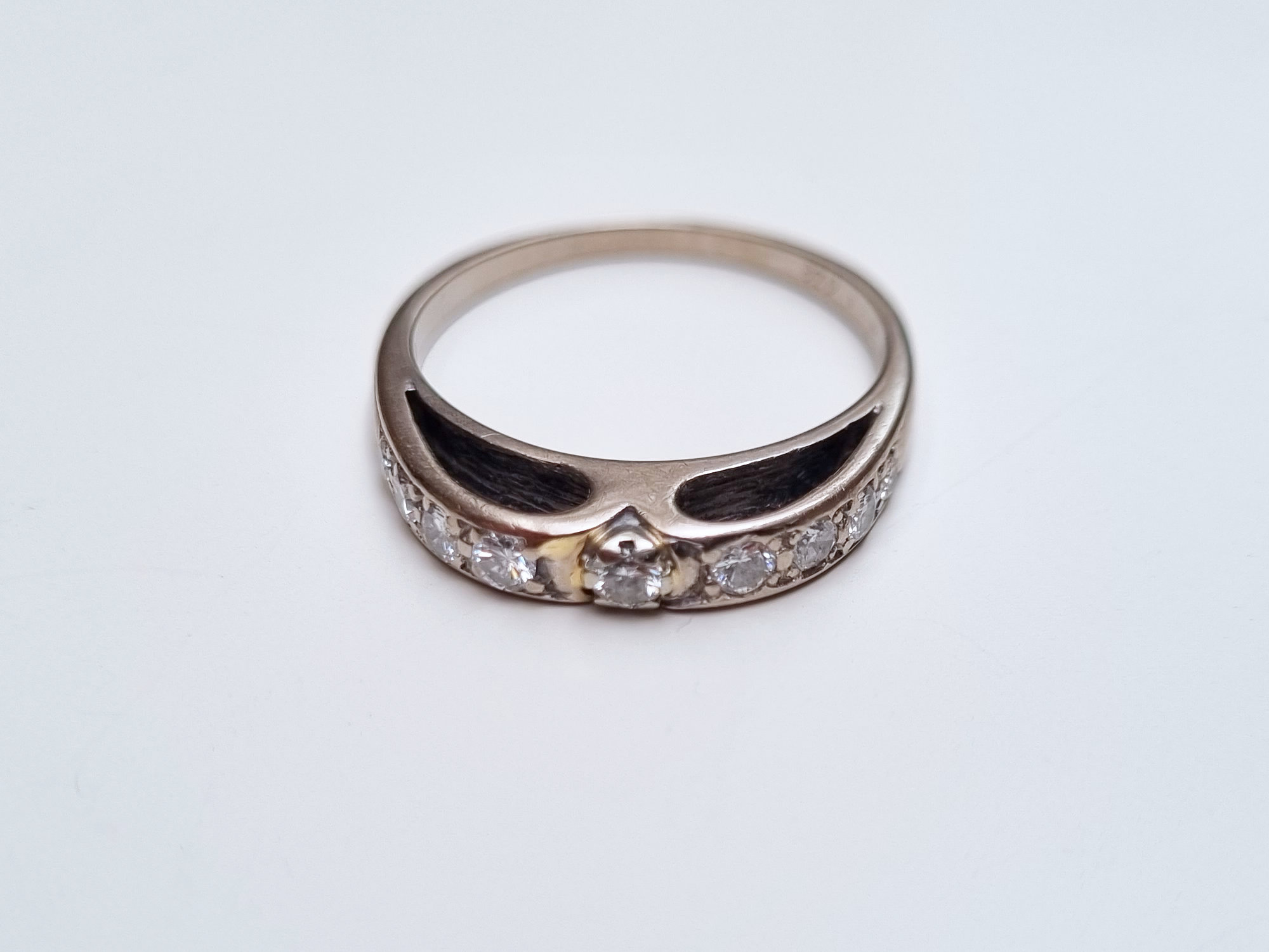 Ring aus 585er Weißgold mit Brillanten, frontal.