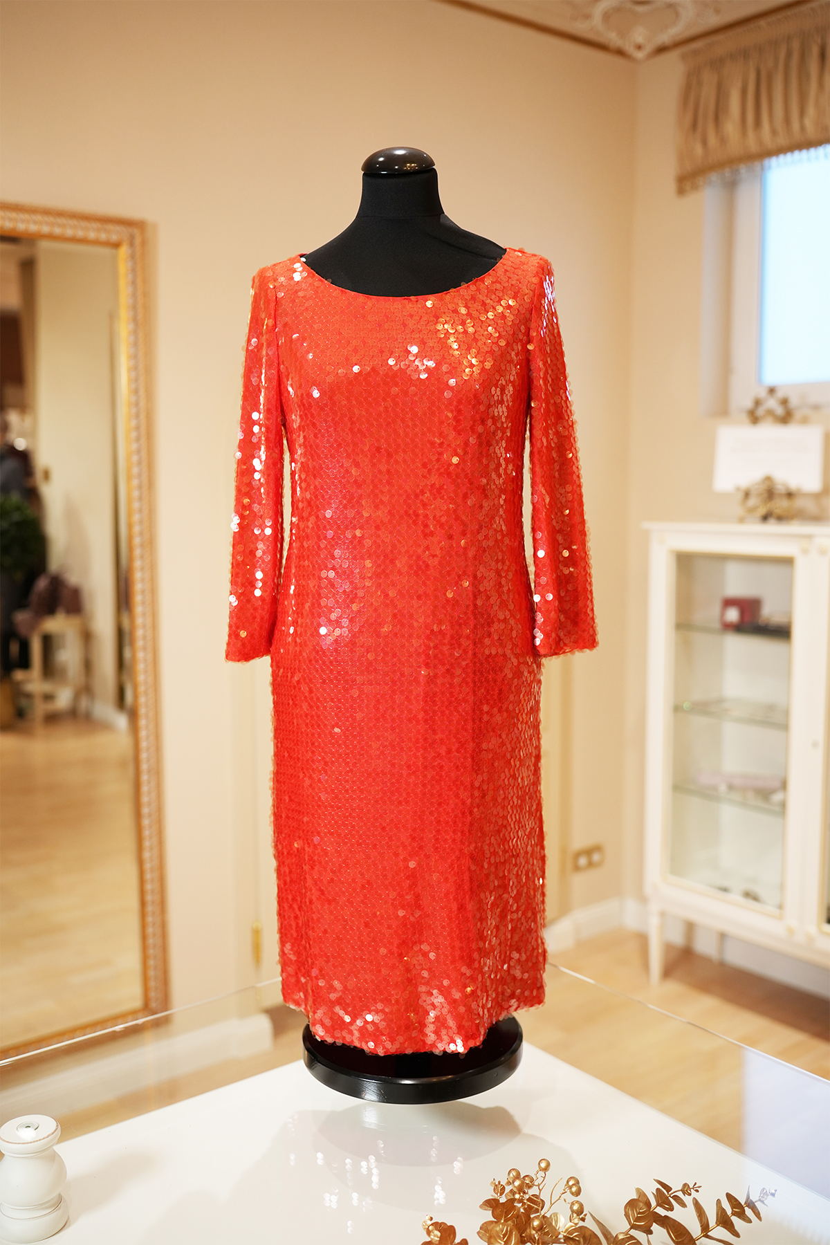 Rotes Paillettenkleid von Luisa Cerano in Midilänge