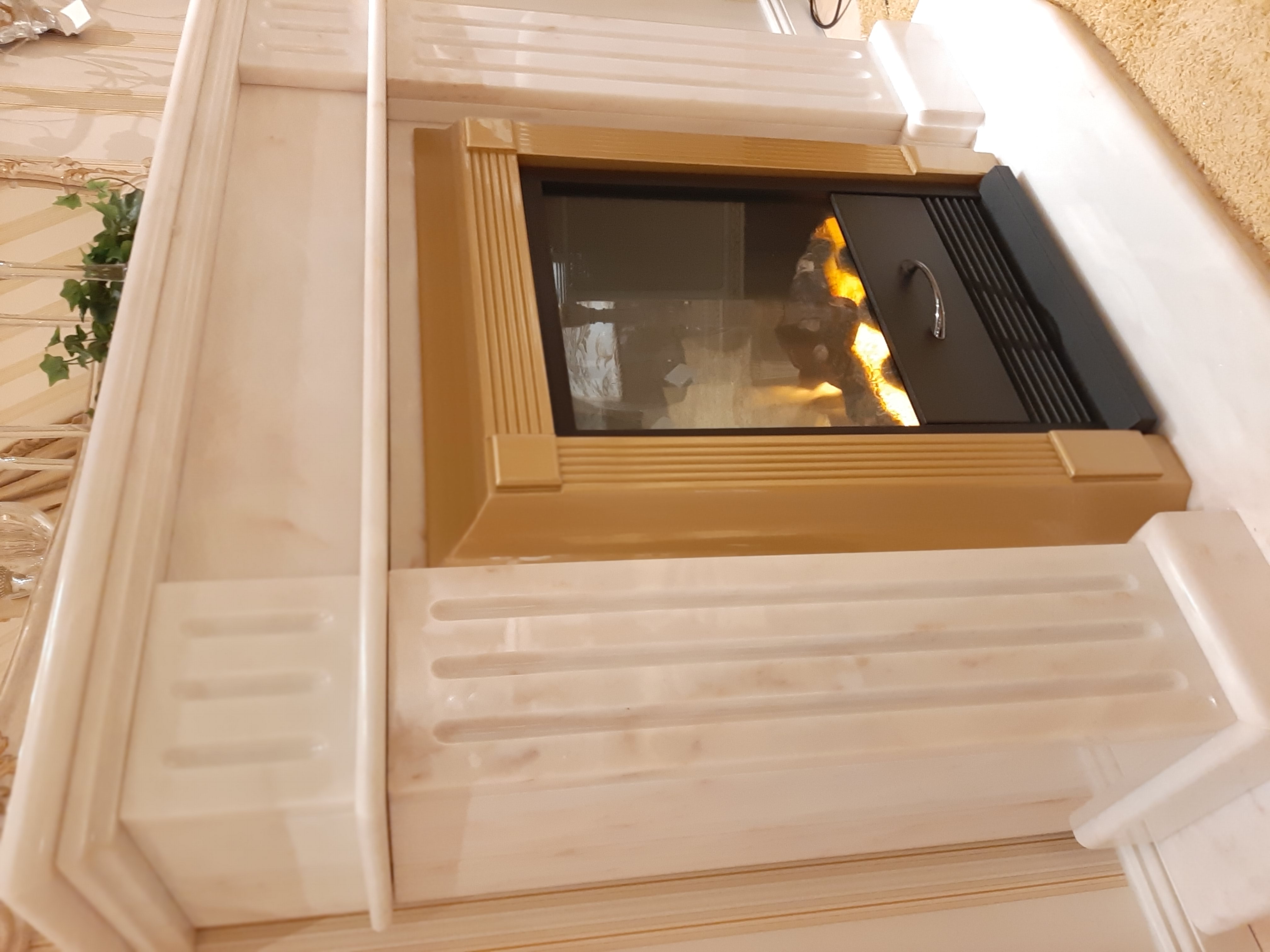 Elektrischer Kamin mit Marmorumrandung, seitliche Perspektive