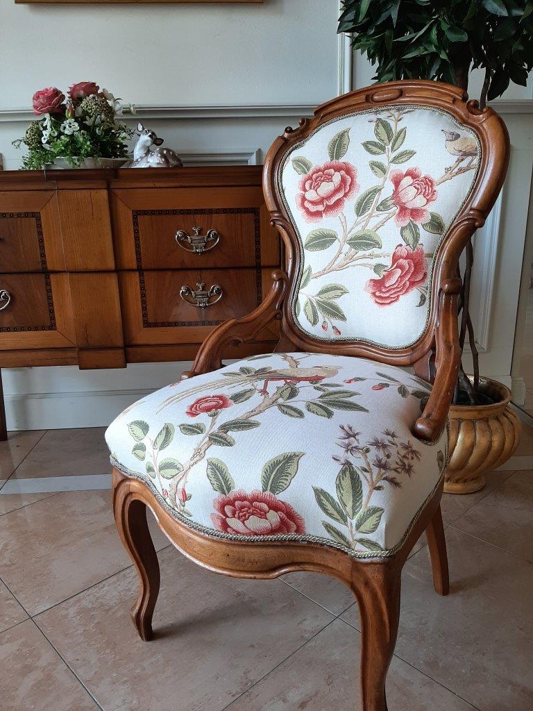 Restaurierter Sessel schräg von vorne links