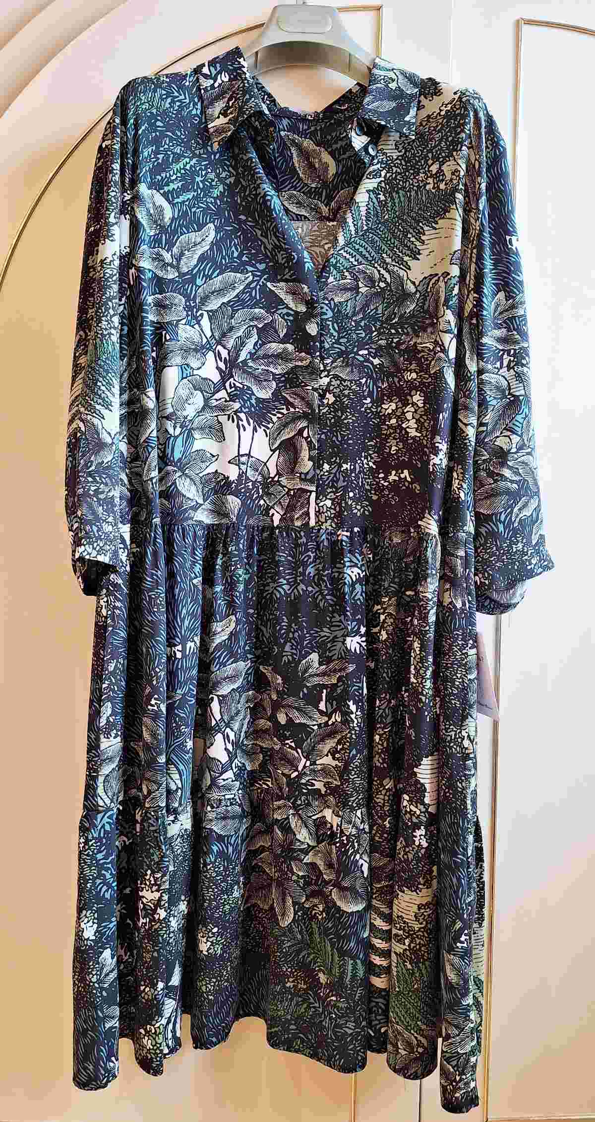 Peter Hahn Kleid, florales Motiv, Größe 46, aus Viskose, mit Einstecktaschen, Secondhand aber neu, Frontalansicht.