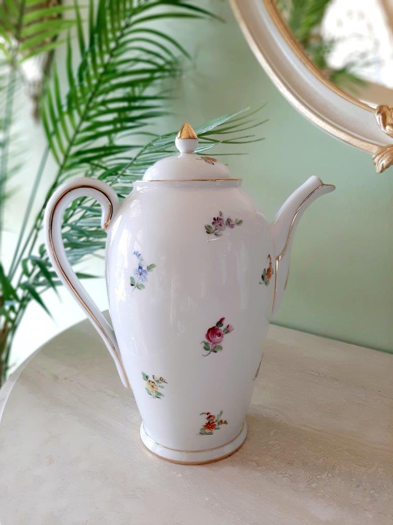 Seitenansicht einer handbemalten Kaffeekanne aus dem Hause Dresdner Porzellan Potschappel