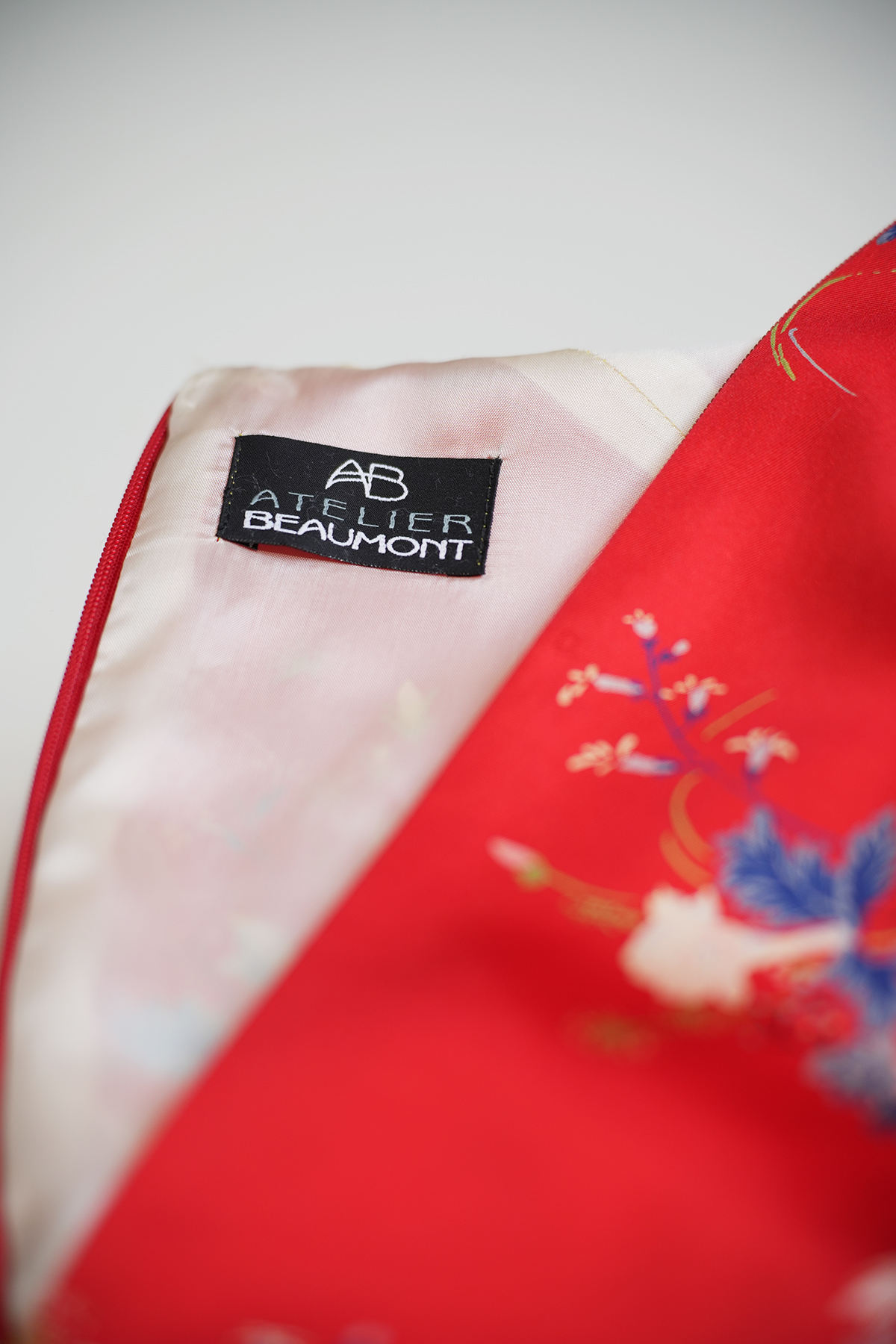 Innenfutter des roten Atelier Beaumont Kleids mit Label